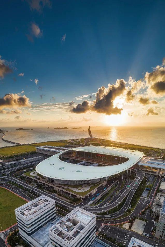 2025新澳门跟香港精准正版免费,精选解析与警惕虚假宣传-全面释义、专家解析解释与落实